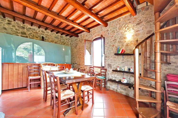 Podere Casarotta: pavimenti in terracotta e travi a vista